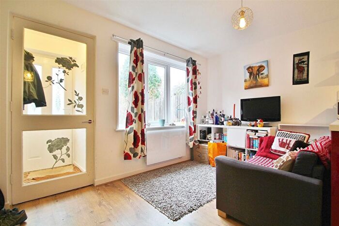 1 Bedroom Maisonette To Rent In Weavers Close, Isleworth, TW7