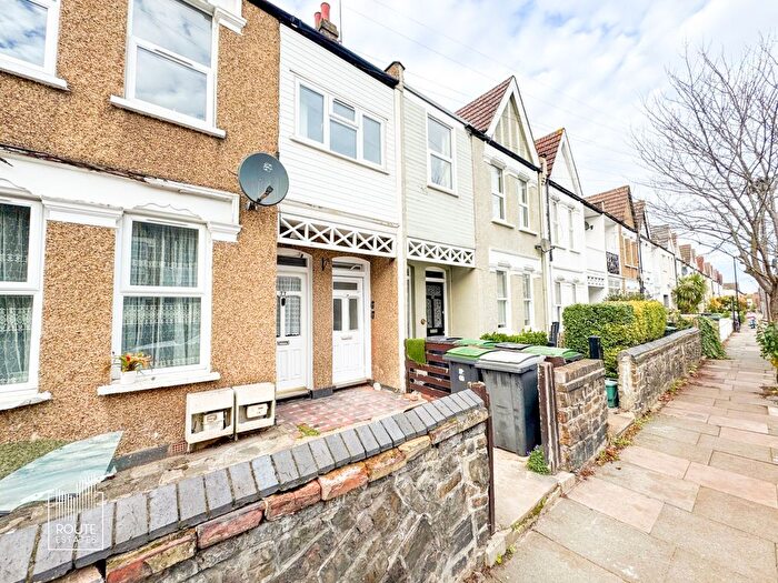3 Bedroom Flat To Rent In Sirdar Road, Haringey, N22