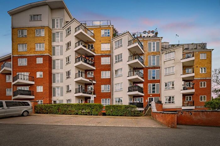 2 Bedroom Flat For Sale In The Gateway, Watford, WD18