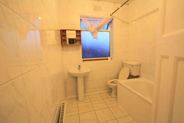 4 Bedroom Flat To Rent In Hawkhurst Way, New Malden, KT3