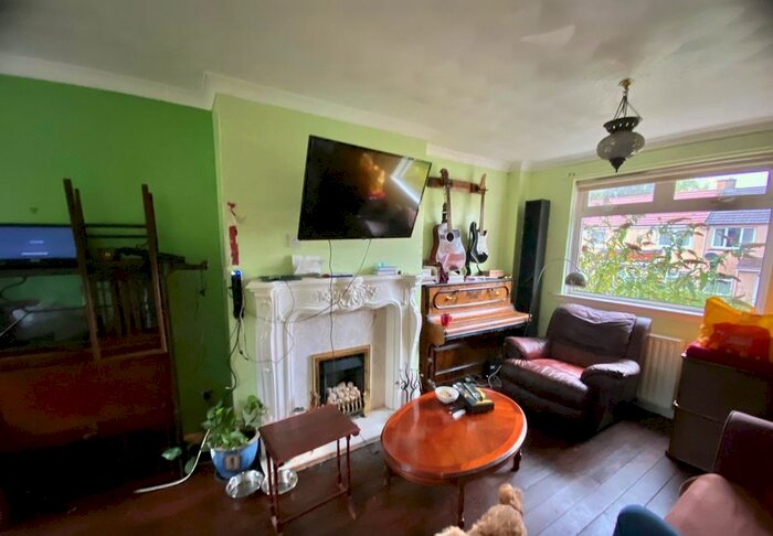 2 Bedroom Semi-Detached House For Sale In North Dryburgh Road, Wishaw, ML2