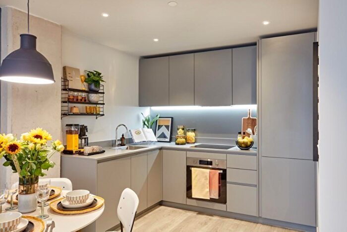 2 Bedroom Flat To Rent In Wharf Approach, Leeds, West Yorkshire, LS1