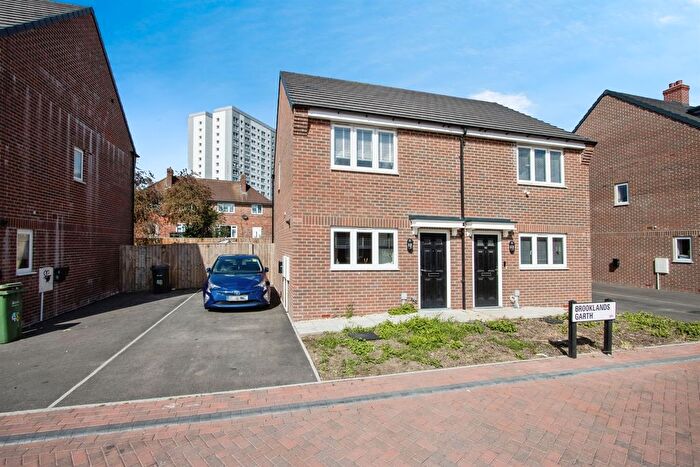2 Bedroom Semi-Detached House For Sale In Brooklands Garth, Leeds, LS14