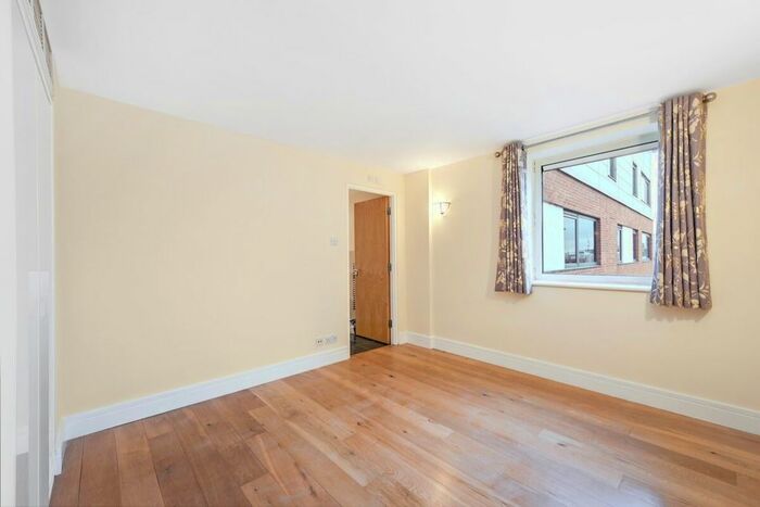2 Bedroom Flat To Rent In Buckingham Palace Road, London, SW1W