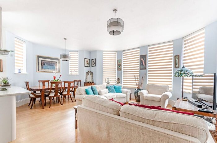 2 Bedroom Flat To Rent In Nevern Square, Earls Court, London, SW5