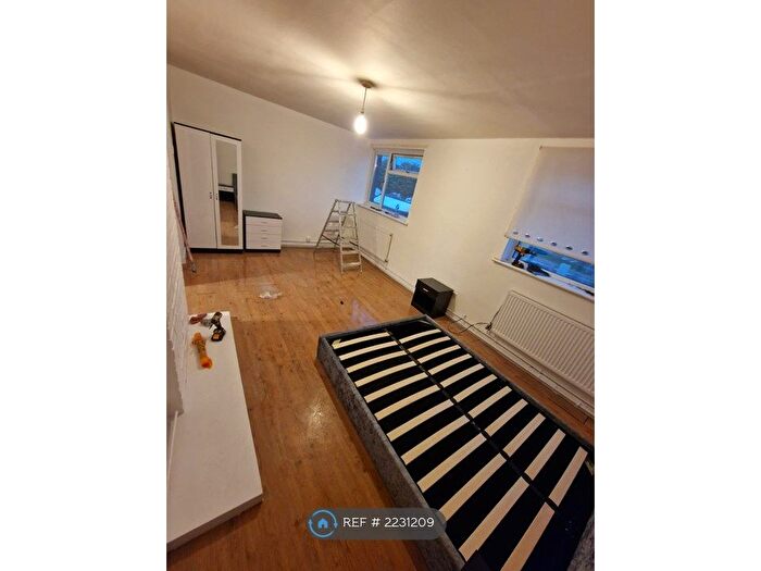 3 Bedroom Terraced House To Rent In Katherine Drive, Dunstable, LU5