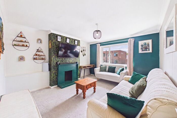 1 Bedroom Flat For Sale In Tongham Road, Aldershot, Hampshire, GU12