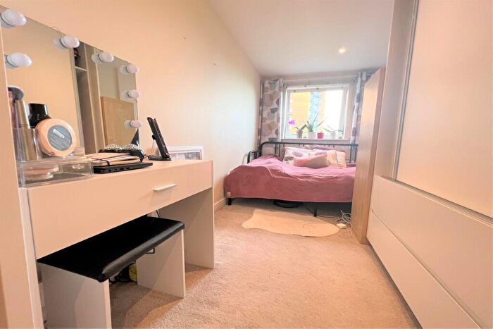 2 Bedroom Apartment To Rent In Inverness Mews, E16