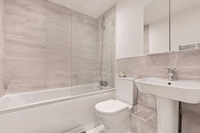 2 Bedroom Flat For Sale In Garratt Lane, London, SW17