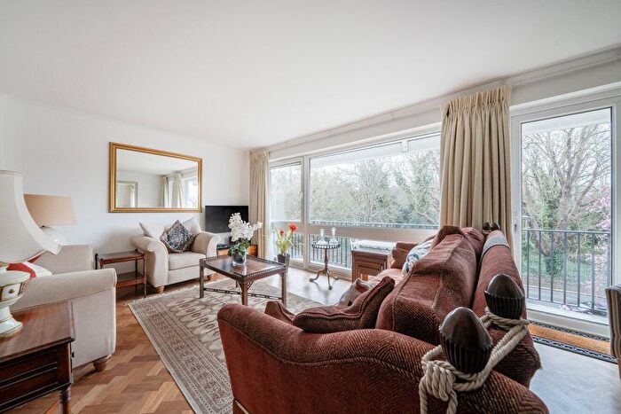 2 Bedroom Flat For Sale In Putney Hill, Putney, London, SW15