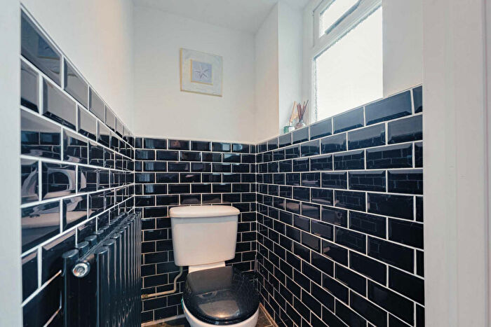 5 Bedroom Detached House For Sale In Crowstone Road, Westcliff-on-sea, SS0