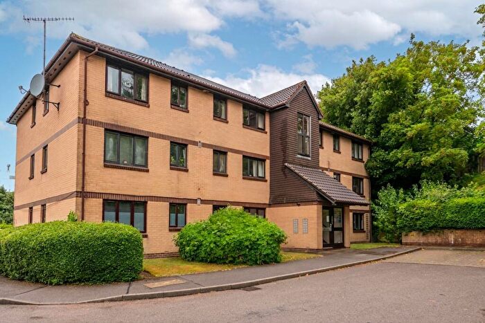 2 Bedroom Flat For Sale In Canons Close, Reigate, RH2