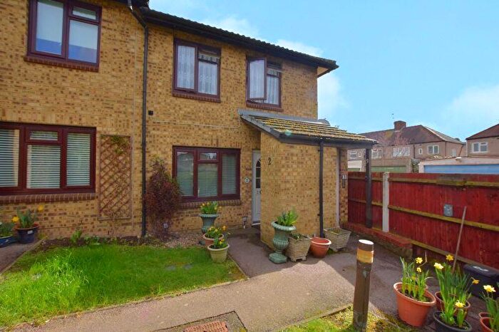 1 Bedroom Flat For Sale In Bladon Gardens, Harrow, HA2