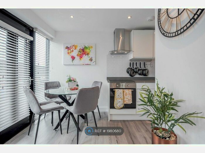 2 Bedroom Flat To Rent In Walker Avenue, Wolverton Mill, Milton Keynes, MK12