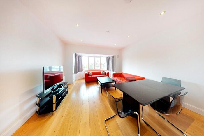3 Bedroom Flat To Rent In Finchley Road, London, NW11