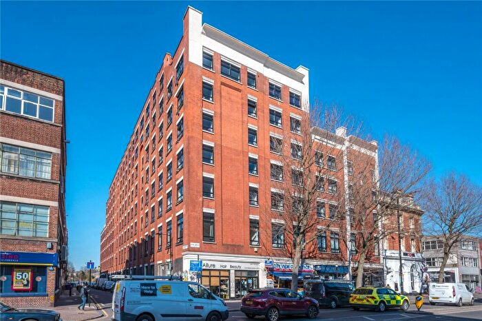 2 Bedroom Apartment To Rent In City View House, Bethnal Green Road, London, E2