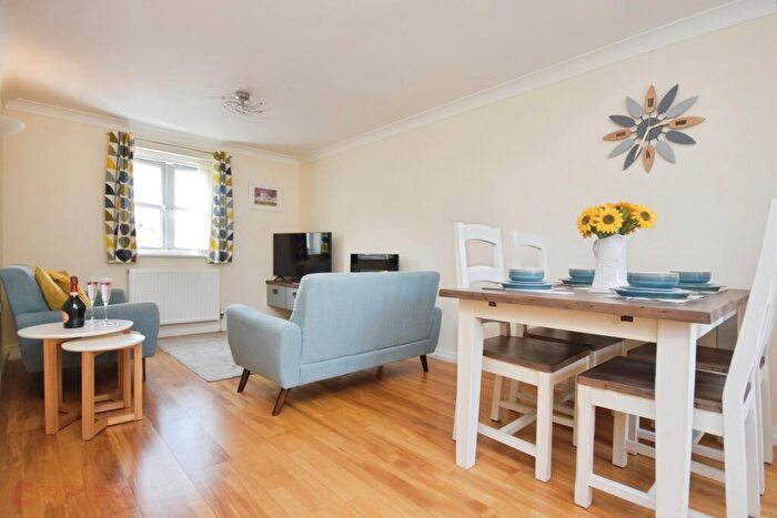 2 Bedroom Flat For Sale In Nash Gardens, Broadstairs, CT10