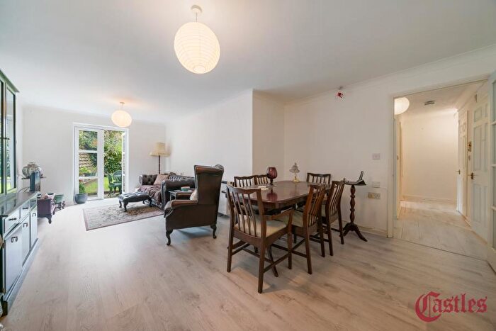 2 Bedroom Flat To Rent In Bishops View Court, Muswell Hill, N10