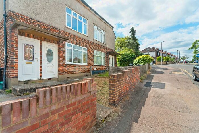 2 Bedroom Maisonette To Rent In Chiltern Drive, Surbiton, KT5