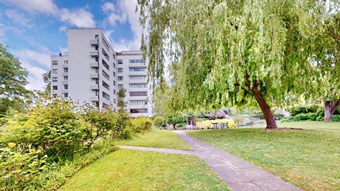 2 Bedroom Apartment For Sale In North Hill, Highgate, N6