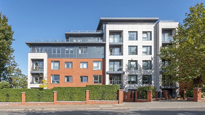 2 Bedroom Flat To Rent In Devonshire House, Putney Hill, SW15