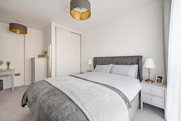 2 Bedroom Flat For Sale In Wansbeck Road, Hackney, E3