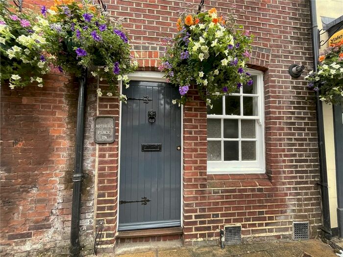 2 Bedroom Flat To Rent In Southgate Street, Winchester, Hampshire, SO23