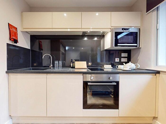Apartment To Rent In Apt, Live Oasis Wade Lane #, LS2