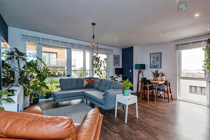 2 Bedroom Flat For Sale In Hoffmans Road, London, E17
