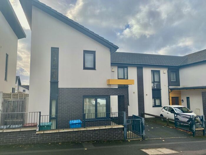 3 Bedroom Semi-Detached House To Rent In Palmerston Street, M12