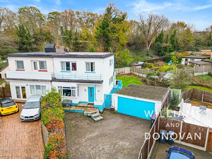 3 Bedroom Semi-Detached House For Sale In Hedgehope Avenue, Rayleigh, SS6