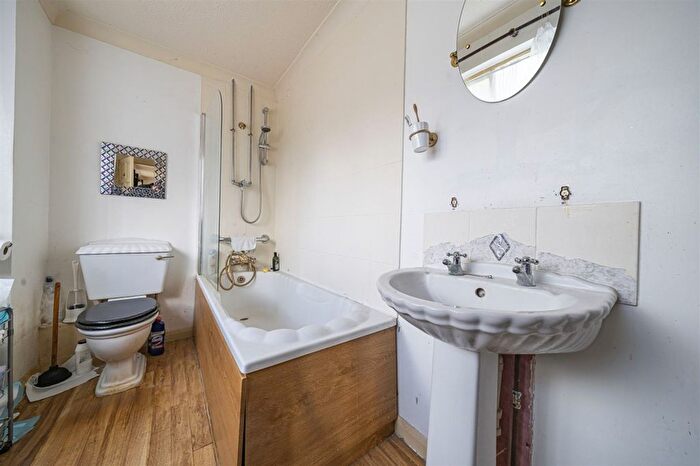 5 Bedroom Detached House For Sale In Blackhouse Road, Colgate, RH13