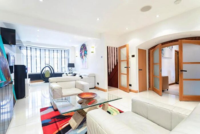 5 Bedroom Semi-Detached House For Sale In Endlebury Road, London, E4