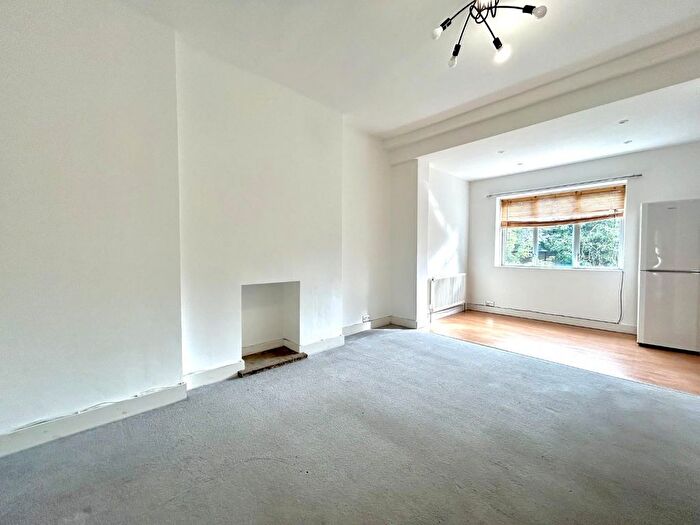 2 Bedroom Flat To Rent In Lewisham Way, New Cross, London, SE14