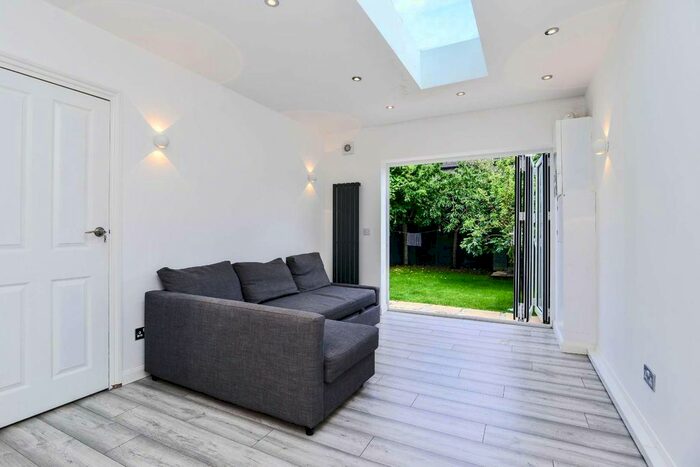 3 Bedroom Flat To Rent In Mitcham Lane, Streatham, London, SW16