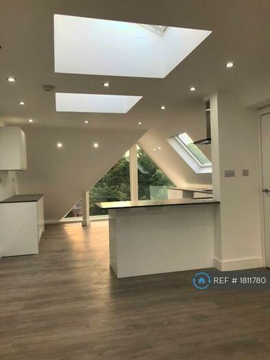 3 Bedroom Flat To Rent In Edward Avenue, Morden, SM4