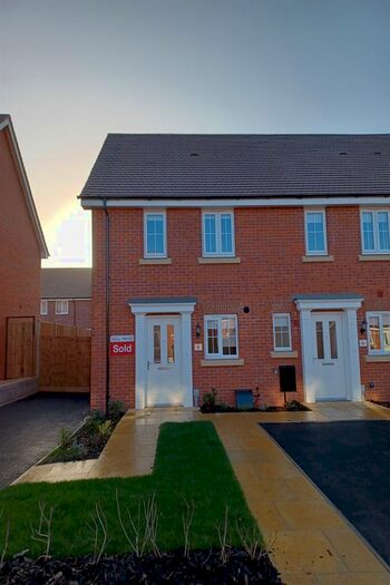 2 Bedroom End Of Terrace House To Rent In Curlew Close, Stratford-Upon-Avon, CV37