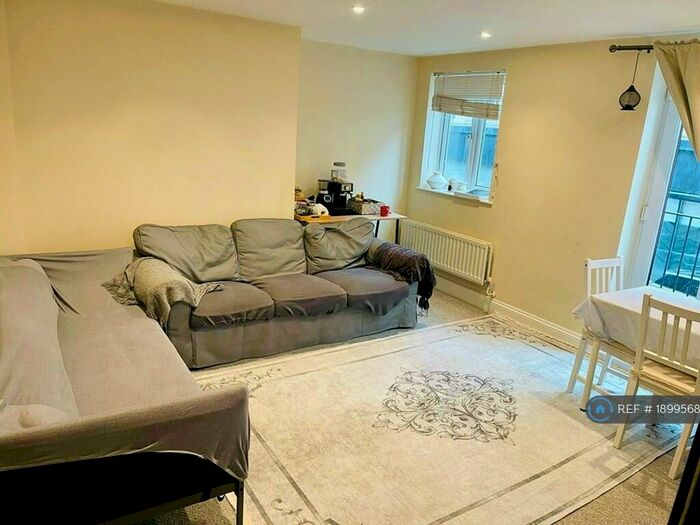 2 Bedroom Flat To Rent In The Picture House, Reading, RG1