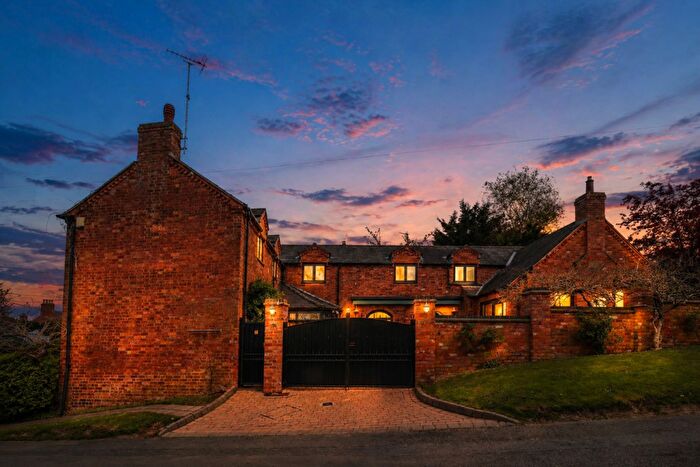4 Bedroom Detached House For Sale In Queen Street, Weedon, Northampton, NN7