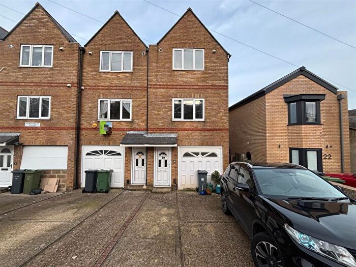 3 Bedroom End Of Terrace House To Rent In West Hill Road, Cowes, PO31