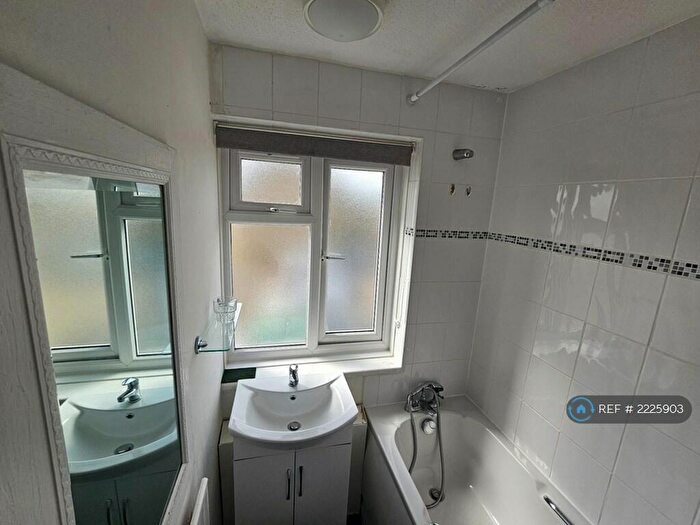 2 Bedroom Flat To Rent In Newhouse Avenue, Romford, RM6