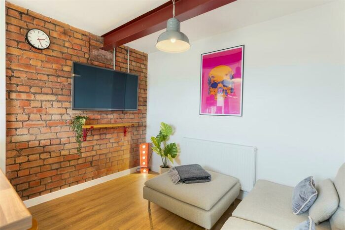 6 Bedroom House To Rent In Beachgrove Road, Bristol, BS16