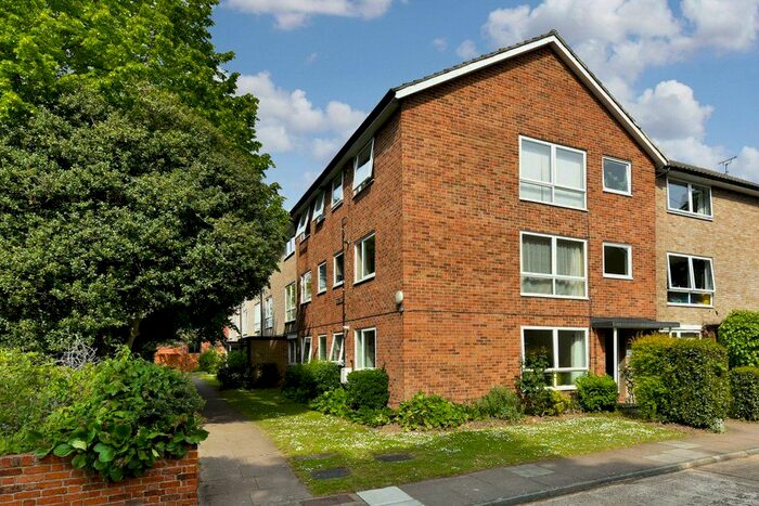 2 Bedroom Maisonette To Rent In Exeter Court, Maple Road, Surbiton, KT6