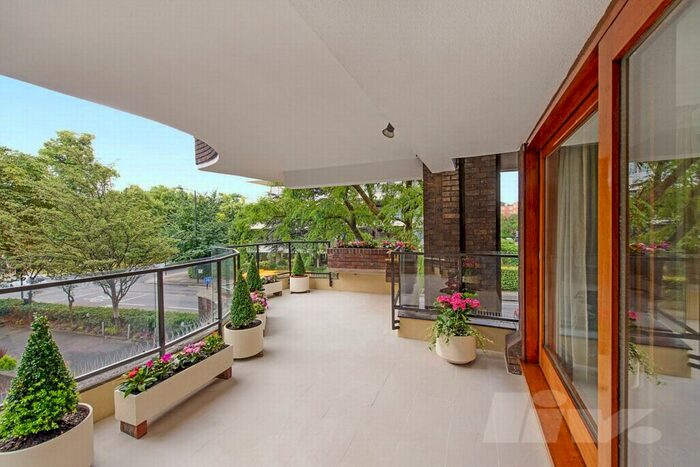 3 Bedroom Flat To Rent In Prince Albert Road, St John's Wood, NW8