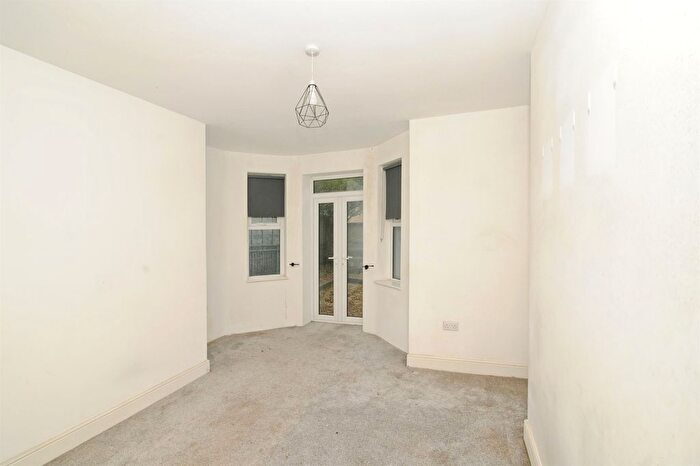 2 Bedroom Flat For Sale In Devonshire Road, Hastings, TN34