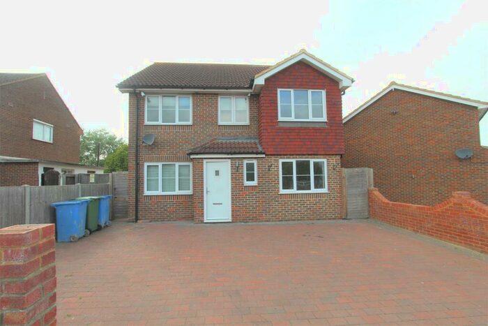 4 Bedroom Detached House To Rent In Swanstree Avenue, Sittingbourne, ME10