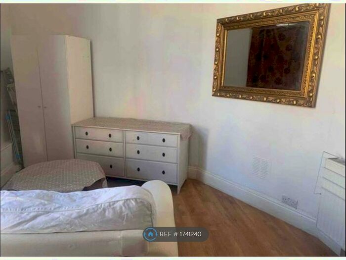 Studio To Rent In First Floor, Bristol, BS8 - Photo 2