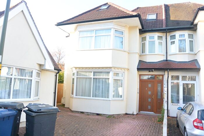 3 Bedroom Flat To Rent In Garrick Avenue, Golders Green, NW11