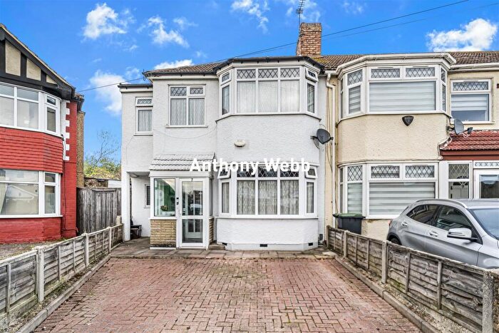 3 Bedroom End Of Terrace House For Sale In Rayleigh Road, Palmers Green, N13
