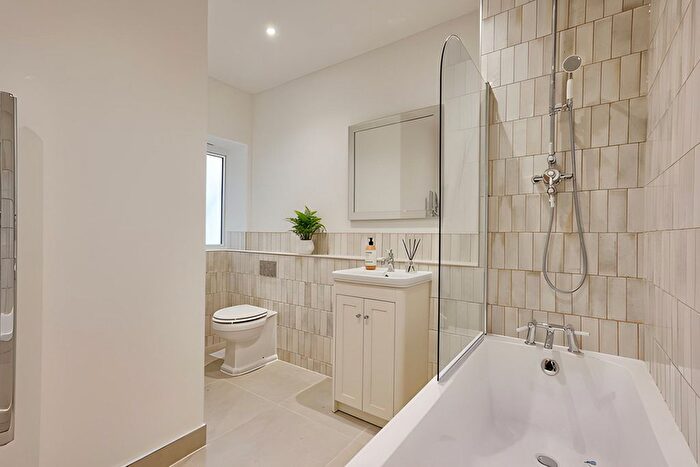 2 Bedroom Flat For Sale In Chalkwell Avenue, Westcliff-On-Sea, SS0